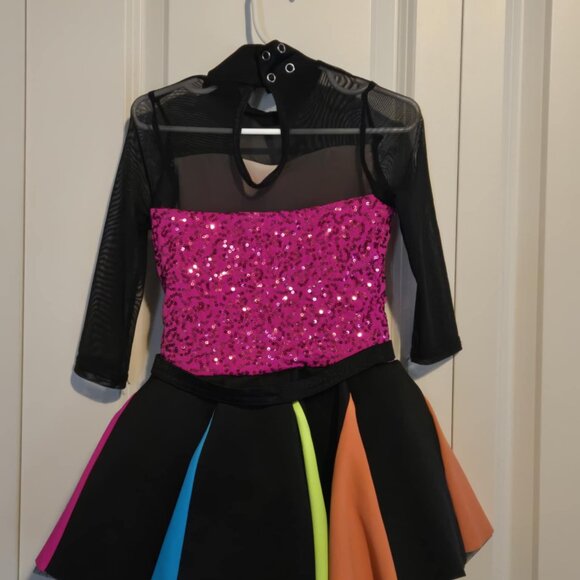 ✨ Girls Dance Costume – Sequin Bodice & Multicolor Pleated Skirt ✨ - Picture 3 of 4